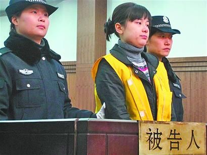 吴英在被告席上接受审问(资料照片)