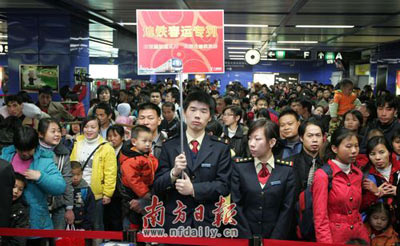 广州首趟地铁春运专列昨夜送客2500名(图)