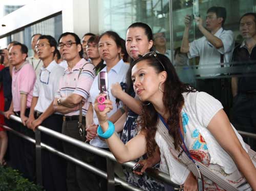 深圳举行迎接“大运会”会旗仪式(组图)