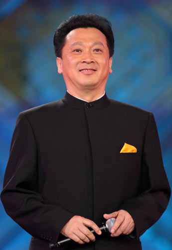  郁钧剑 携手罗宁娜和丁晓红演唱《我们握紧手》