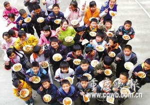 重庆彭水县山区学生因条件限制不吃午餐(组图