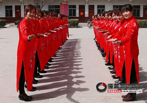 河北魏县选160名女教师做礼仪小姐引非议(组图)