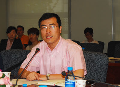 苏州工业园区宣传办副主任、新闻中心主任刘杰欢迎全国网媒记者 全国网媒见证苏州工业园区15周年辉煌成就(图)