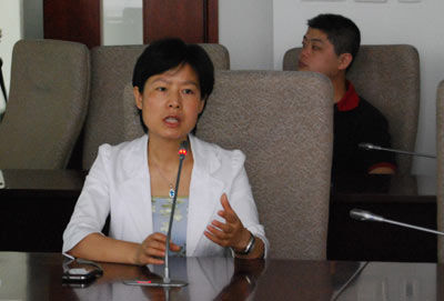 苏州工业园区一站式服务中心主任孙静霞介绍中心情况并接受采访 感受苏州工业园区尊贵“一条龙服务”(图)