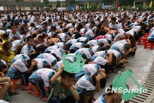 演练地震安全防护南宁农民工子弟迎“六一”