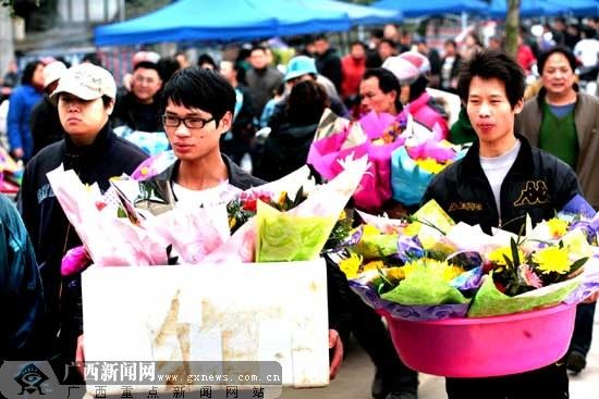 柳州:清明祭扫大军21万 低碳祭扫受青睐(图)