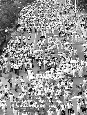 纪念“全民健身日” 柳州万人参与健身走(图)