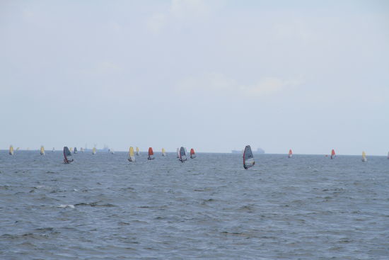 青岛帆船周:帆船帆板高手逐鹿浮山湾(图)