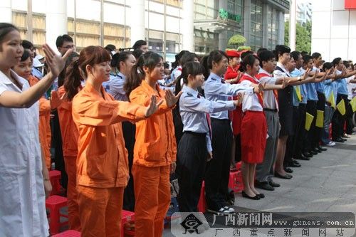 南宁市“两会一节”志愿者上岗 热情洋溢显风采