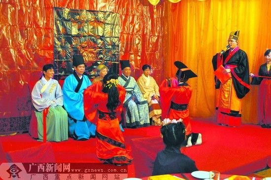 南宁一对新人“穿”至汉代行礼 “越”回现代入洞房