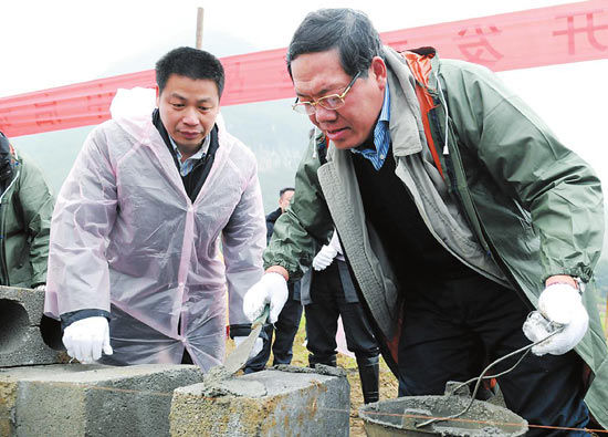 图为陈刚与村民一起修建水利设施。(闫友明 摄) 柳州:新一轮扶贫开发攻坚战正式集中启动(图)