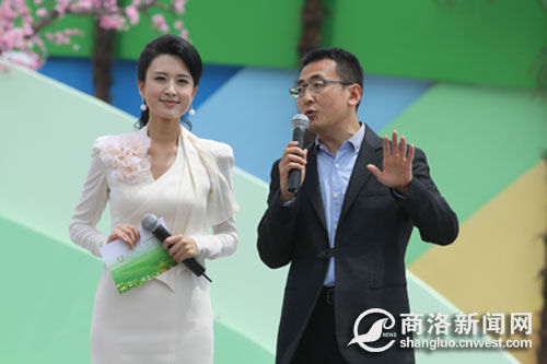 凤凰卫视主持人窦文涛和中央电视台主持人张蕾联袂主持 众明星捧场“双节”开幕式外国歌手学唱商南民歌