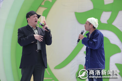 黄宏和侯世甲表演小品《早点回家》 众明星捧场“双节”开幕式外国歌手学唱商南民歌