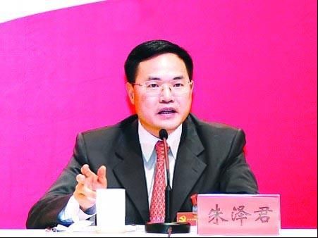 朱泽君在记者招待会上展望梅州的美好未来。(图片来源:梅州日报) 梅州市委书记朱泽君:打造幸福导向型产业集聚区