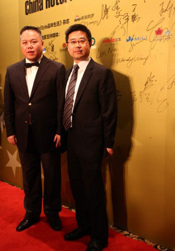《LifeStyle品味生活》出版人符濠与大连万达商业地产股份有限公司副总裁宁奇峰 2011-2012“中国最佳酒店”评选活动颁奖盛典圆满落幕