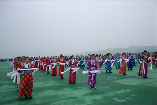 草原民俗风情节表演 “2012多彩西乌珠穆沁——草原民俗风情节”在西乌旗举行