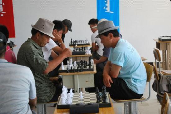 蒙古象棋选手对弈 第十三届人民那达慕蒙古象棋比赛圆满结束
