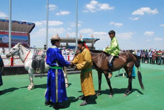 为赛马第一名颁奖 西乌旗举办2012年中国草原大赛马远程赛