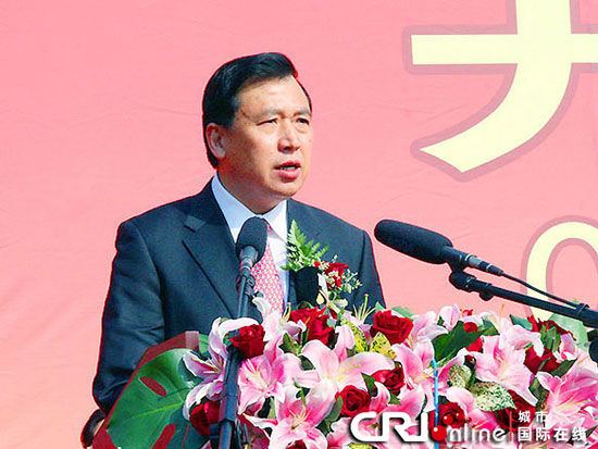 开幕式上宜兴市委书记王中苏致欢迎词。 2012中国陶都金秋经贸洽谈会在宜兴开幕(组图)