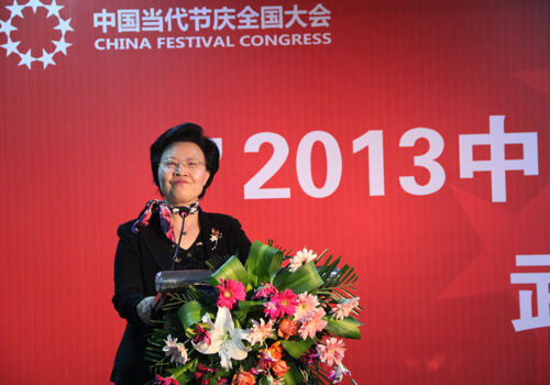 江西省宜春市人大常委会主任任桃英发表演讲 宜春市人大常委会主任任桃英谈月亮文化节