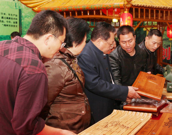 蕉岭长寿产品展销会吸引了许多人前来 首届长寿文化节21日在梅州市蕉岭县举行