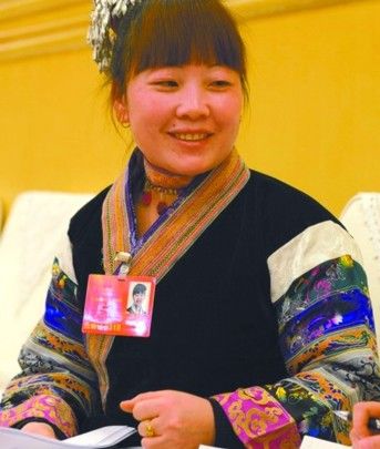 贵州代表蔡群 贵州代表蔡群谈梦想:做着刺绣唱着歌
