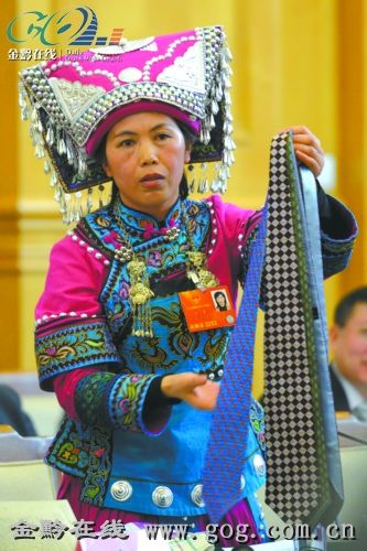 王菁展示贵州少数民族妇女手工织成的领带 王菁:有梦想才有动力
