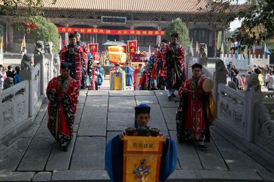 春祈大典祈福高道从西岳庙灝灵殿出发 “山河同祭•三月三华山春祈大典”在西岳庙举行