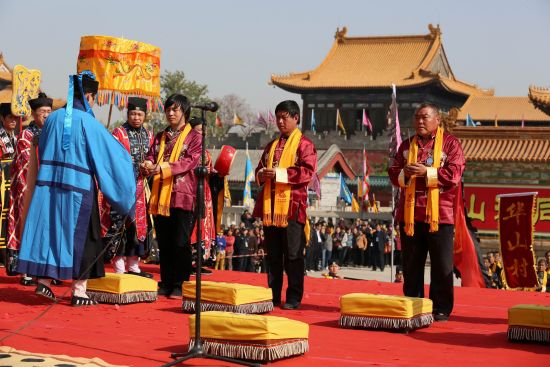 主祭方代表上香祭拜 “山河同祭•三月三华山春祈大典”在西岳庙举行