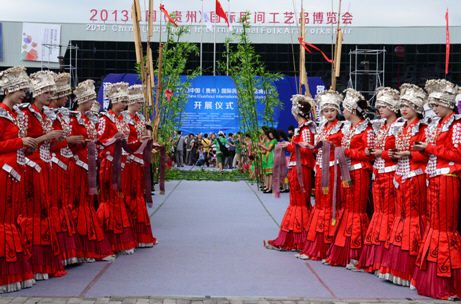 时尚的苗族少女身着民族服装 汇聚世界指尖艺术——2013贵州民间工艺品博览会盛大开展