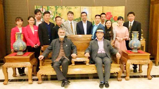 奥利弗.罗斯柴尔德先生与未来趋势国际集团总裁华赞先生与协会工作人员合影 金丝楠木家具亮相中阿博览会