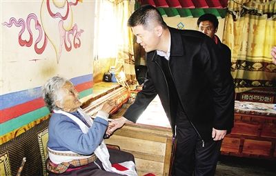 工布江达县县委书记、福建省援藏干部张朝阳在工布江达镇娘当村慰问贫困群众 八闽牵手高原 援藏助推林芝 —福建省对口援助林芝掠影