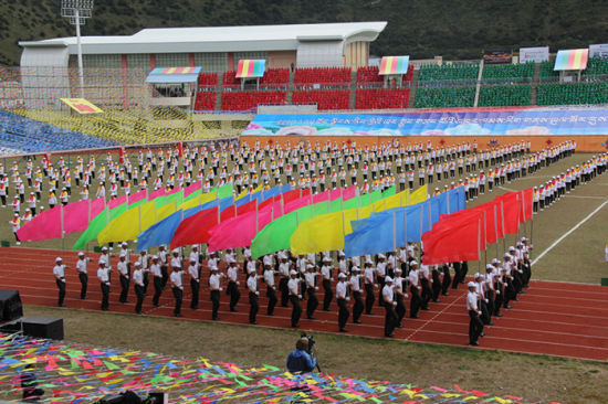 图为2015西藏林芝雅鲁藏布生态文化旅游节开幕式现场 林芝投资贸易洽谈会顺利召开
