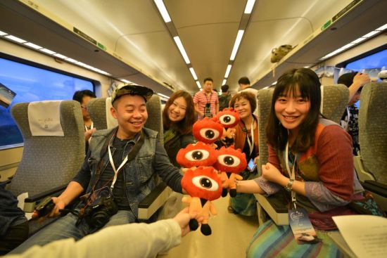 40位中国顶级旅游博主以及众多名人嘉宾等百位旅行家出席 旅行十年环岛主题列车开跑 百位旅行家坐动车游海南