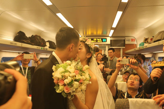 环岛主题列车上演了一场别开生面的“世纪求婚” 旅行十年环岛主题列车开跑 百位旅行家坐动车游海南