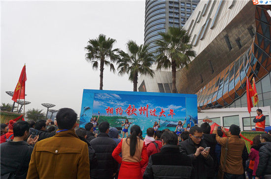 钦州表演团热情似火,点燃南宁市民对钦州旅游的向往(图:韦兰思) 春节旅游好去处——钦州