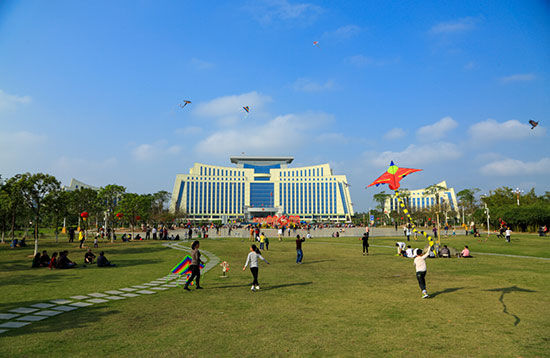 钦州市行政中心广场(摄影:许志干) 钦州市荣获“国家园林城市”荣誉称号
