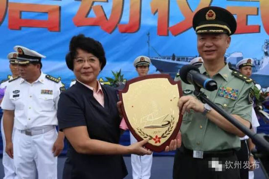 驻香港部队政委岳世鑫中将致辞并回赠纪念品 驻港部队“钦州舰”开启首次“回家”之旅