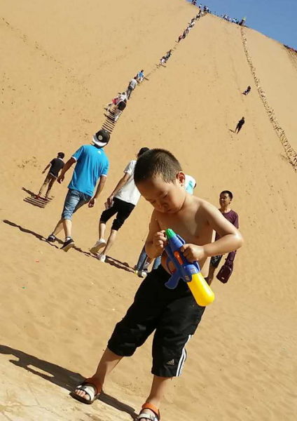 现场欢乐戏水的小朋友 2016年中国宁夏丝绸之路大漠黄河国际旅游节盛大开幕