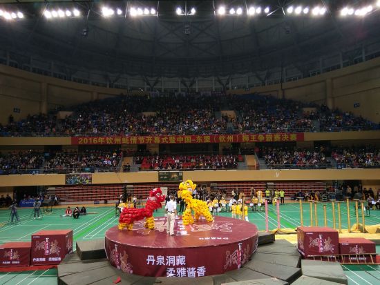 2016中国(钦州)东盟狮王争霸赛决赛暨2016钦州蚝情节开幕仪式现场(韦兰思 摄) 2016年钦州蚝情节盛大开启