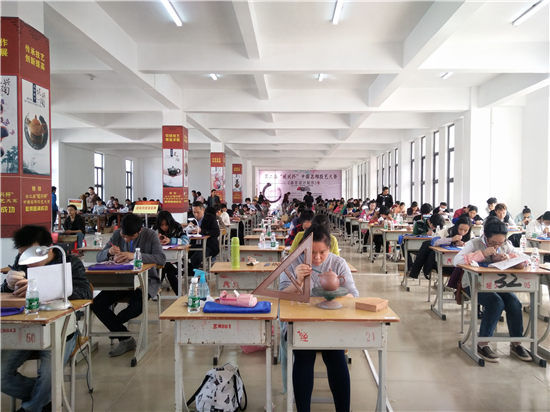 比赛现场,艺术创作氛围浓厚。韦兰思 摄 第二届“坭兴杯”中国名陶技艺大赛