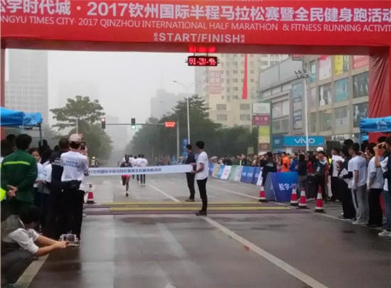 女子组选手NANCY WEIGUMOGITHAIGA来自肯尼亚,以1小时20分47秒的成绩获得了女子组冠军。(韦兰思 摄) 2017钦州国际半程马拉松赛举行