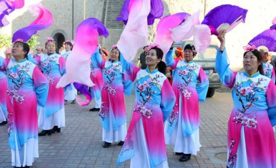 村民正在热情洋溢的排练节目 怀柔河防口村古关迎春大集即将开集 再现古道风情