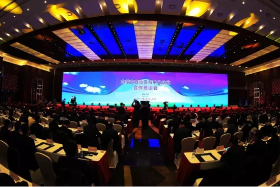 2月27日上午,内蒙古自治区与中央企业合作恳谈会在北京国家会议中心举行。 李纪恒书记率队与央企恳谈 现场签回4020亿