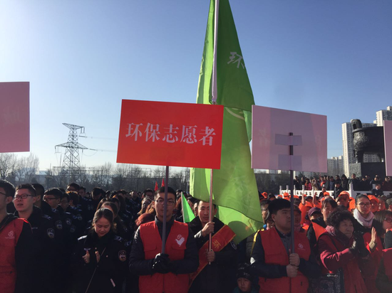 志愿者 呼和浩特环保局组织环保志愿者参加全市学雷锋活动