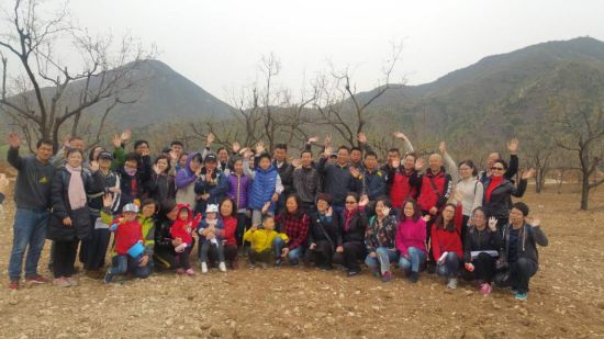 北京微博发布厅网友合影 北京微博发布厅网友为健康绿道添新绿