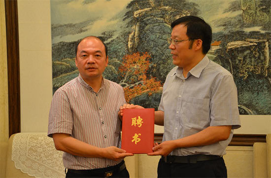 开封市委常委、常务副市长秦保强为杨建国颁发聘书 杨建国:旅游产业提质增效要落在项目上