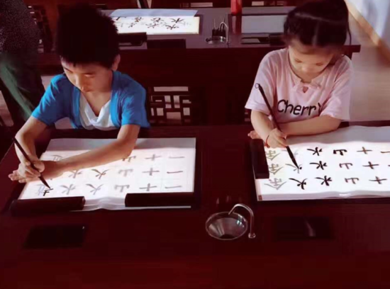 现场临摹 湖北首个数字书法体验馆落户十堰青少年宫