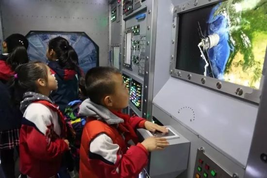 内蒙古科技馆迎来梦之翼课外实践活动 内蒙古科技馆迎来梦之翼课外实践活动