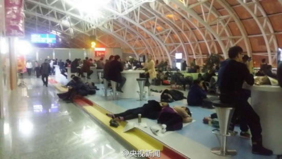 大雪致长春机场航班大面积延误 上千名旅客滞